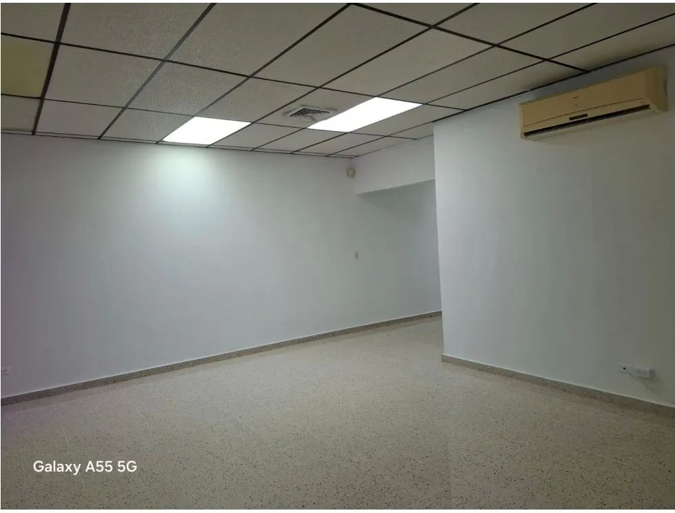 SE ALQUILA OFICINA BALBOA PLAZA AVE. BALBOA 53M CON DIVISIONES VACIA