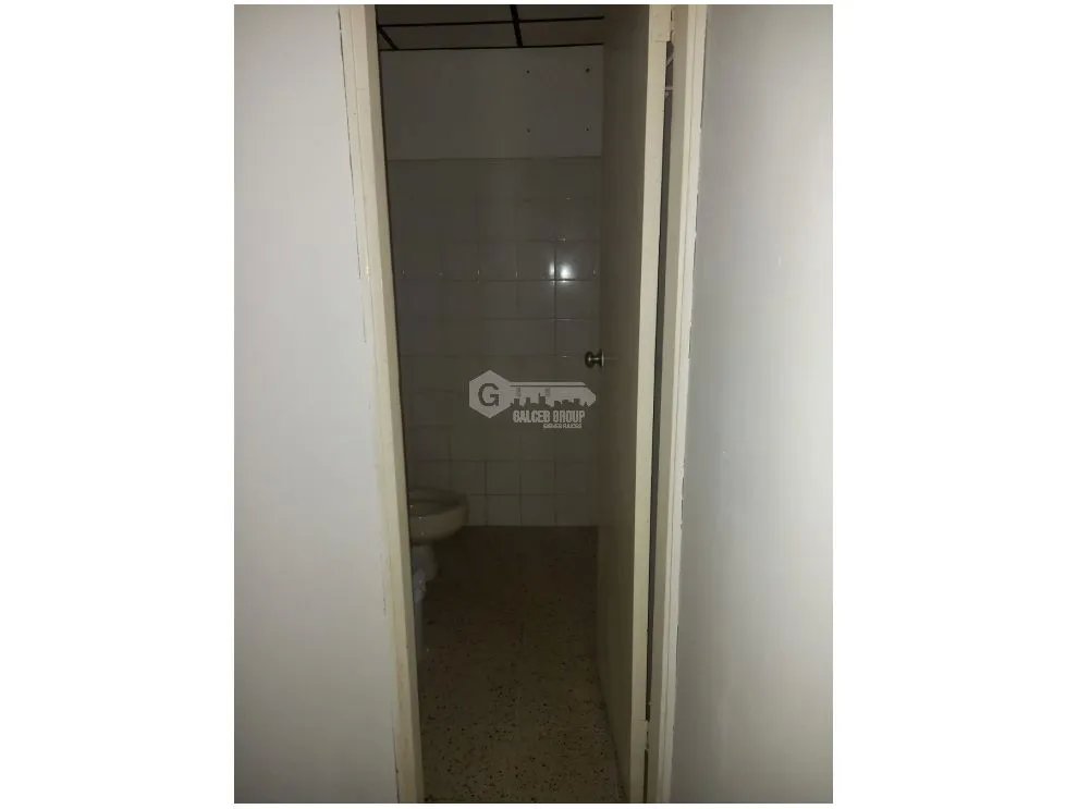 LOCAL / BALBOA PLAZA / 115M / 1 BAÑO / AIRE ACONDICIONADO / DIVICIONES