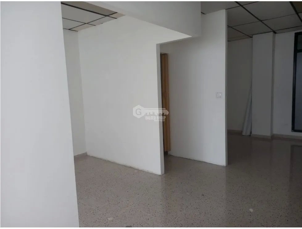 LOCAL / BALBOA PLAZA / 115M / 1 BAÑO / AIRE ACONDICIONADO / DIVICIONES
