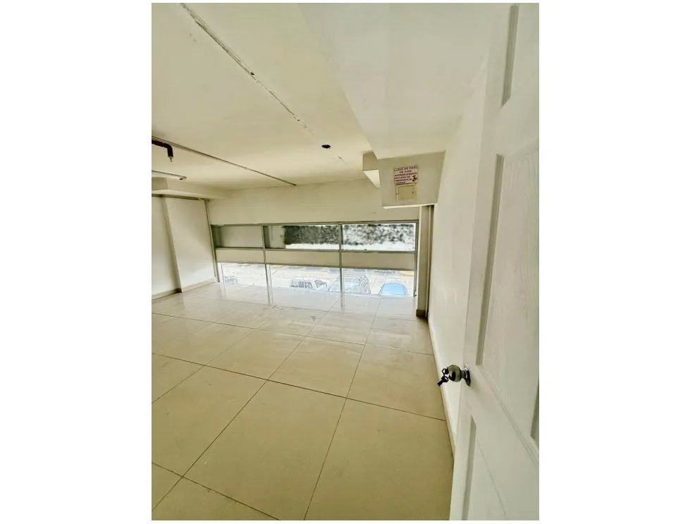 Alquiler de local comercial en Condado Business Center. YP