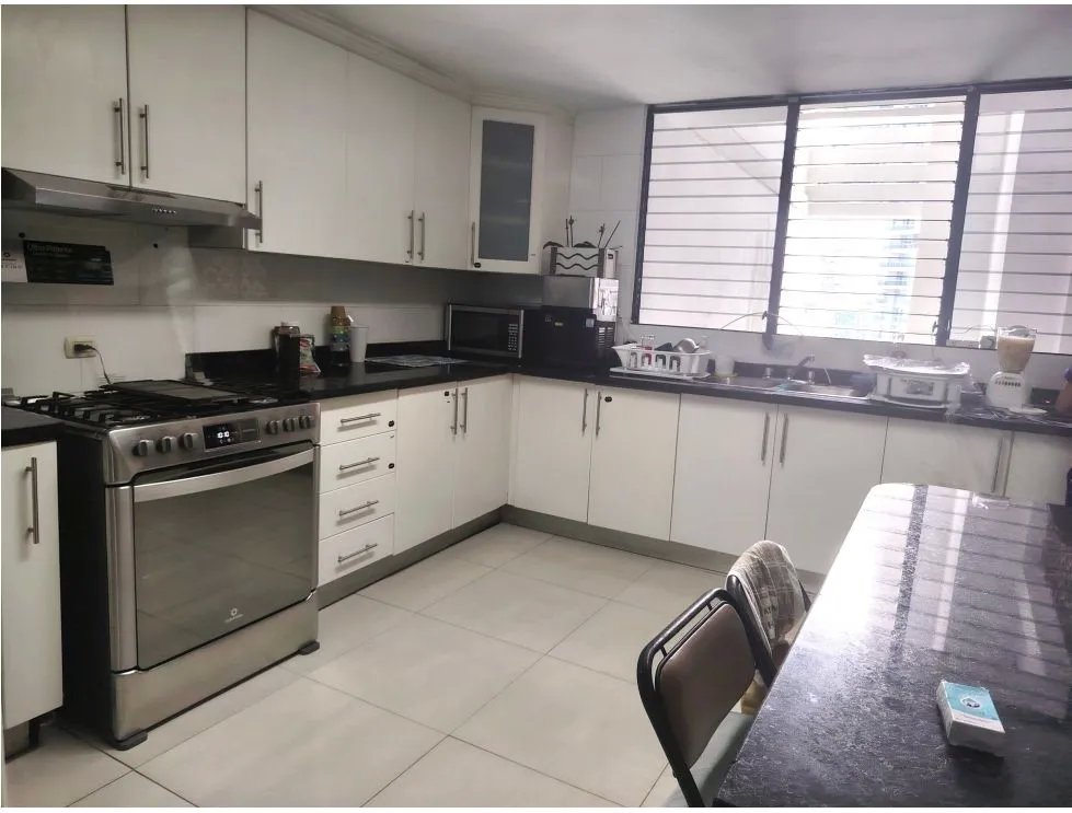 Venta de apartamento amoblado en PH Rocamar, Av. Balboa. EAR
