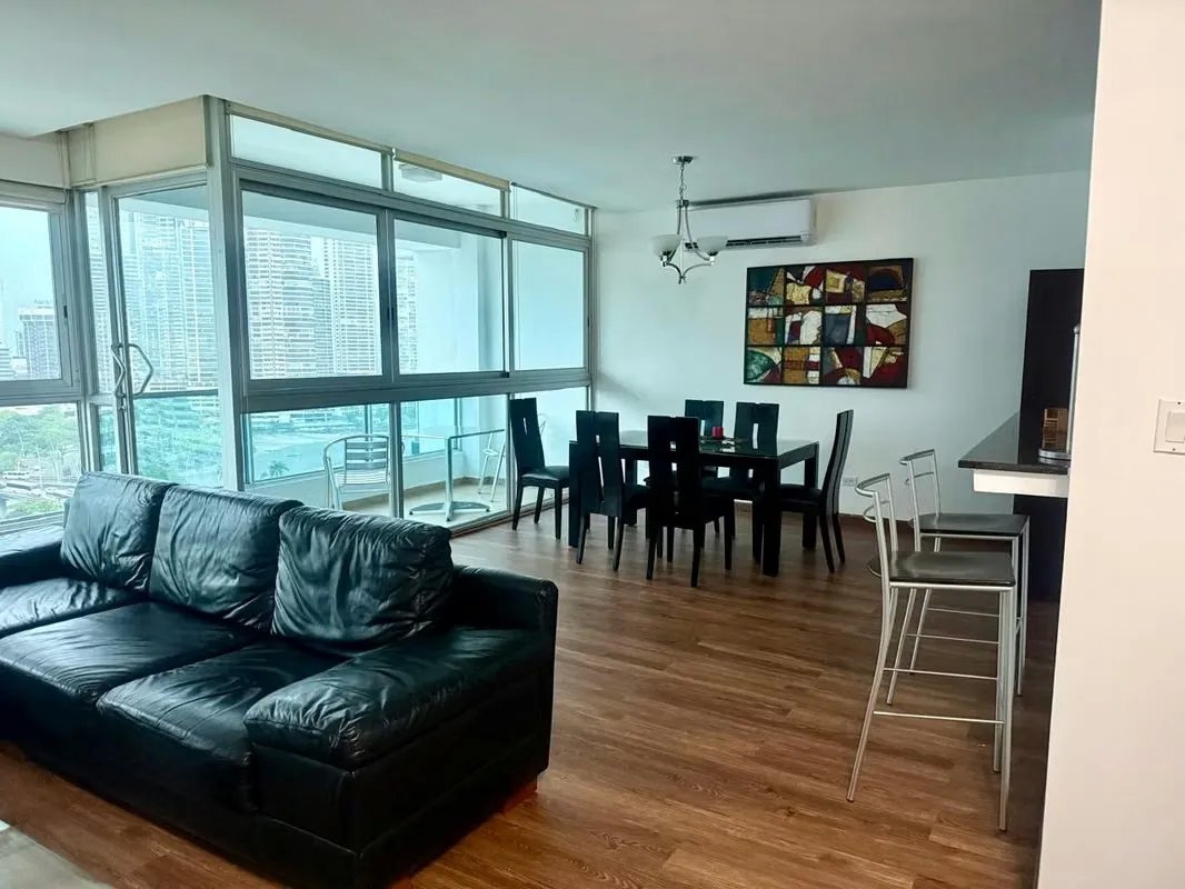 Penthouse Completamente Renovado, Vista Frente a la Bahía, Avenida Balboa $1,550