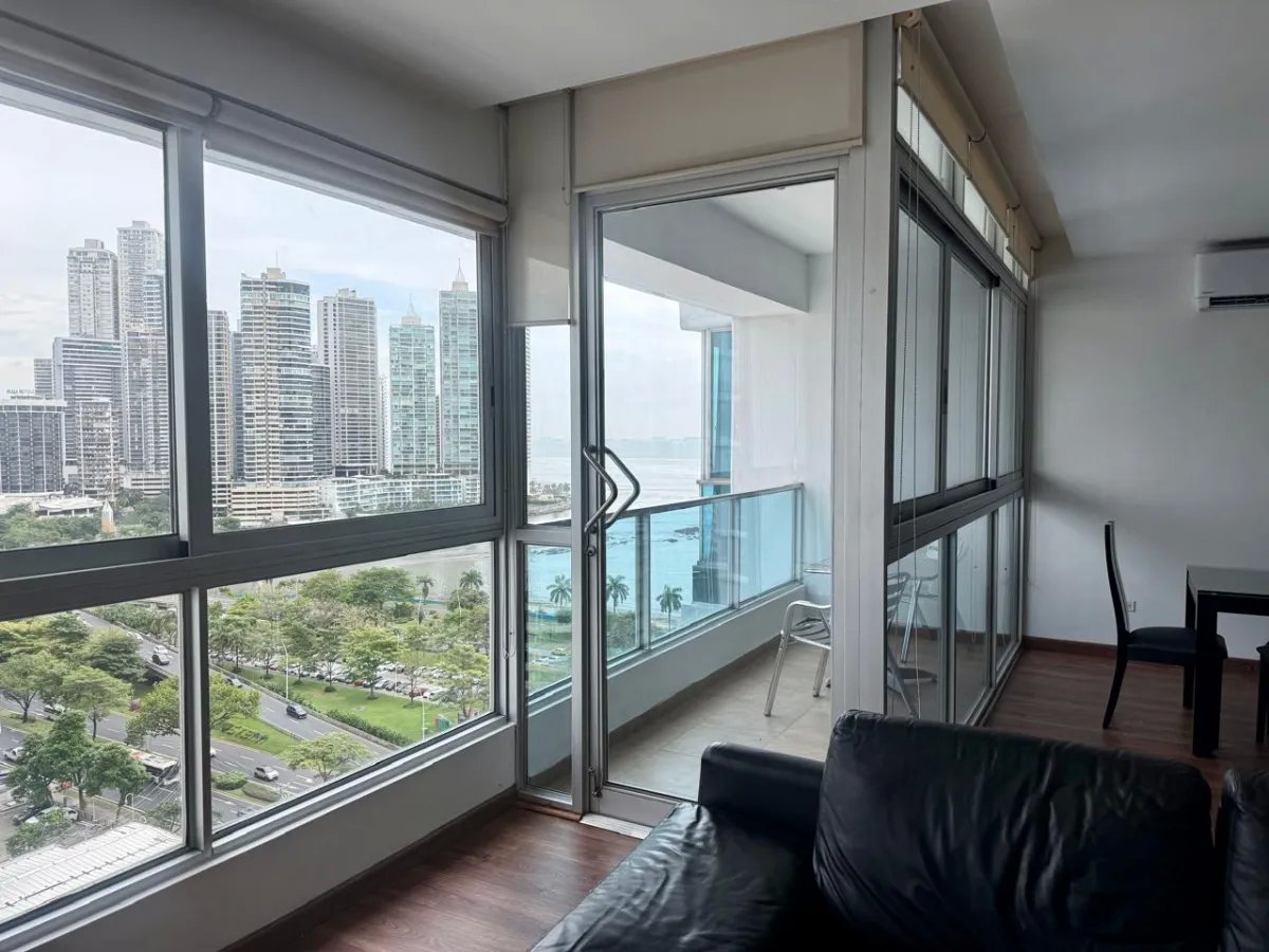 Apartamento Completamente Renovado, Vista Frente a la Bahía, Avenida Balboa $1,550