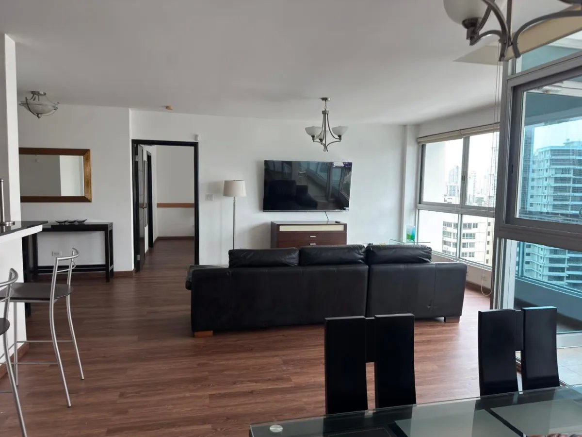 Apartamento Completamente Renovado, Vista Frente a la Bahía, Avenida Balboa $1,550