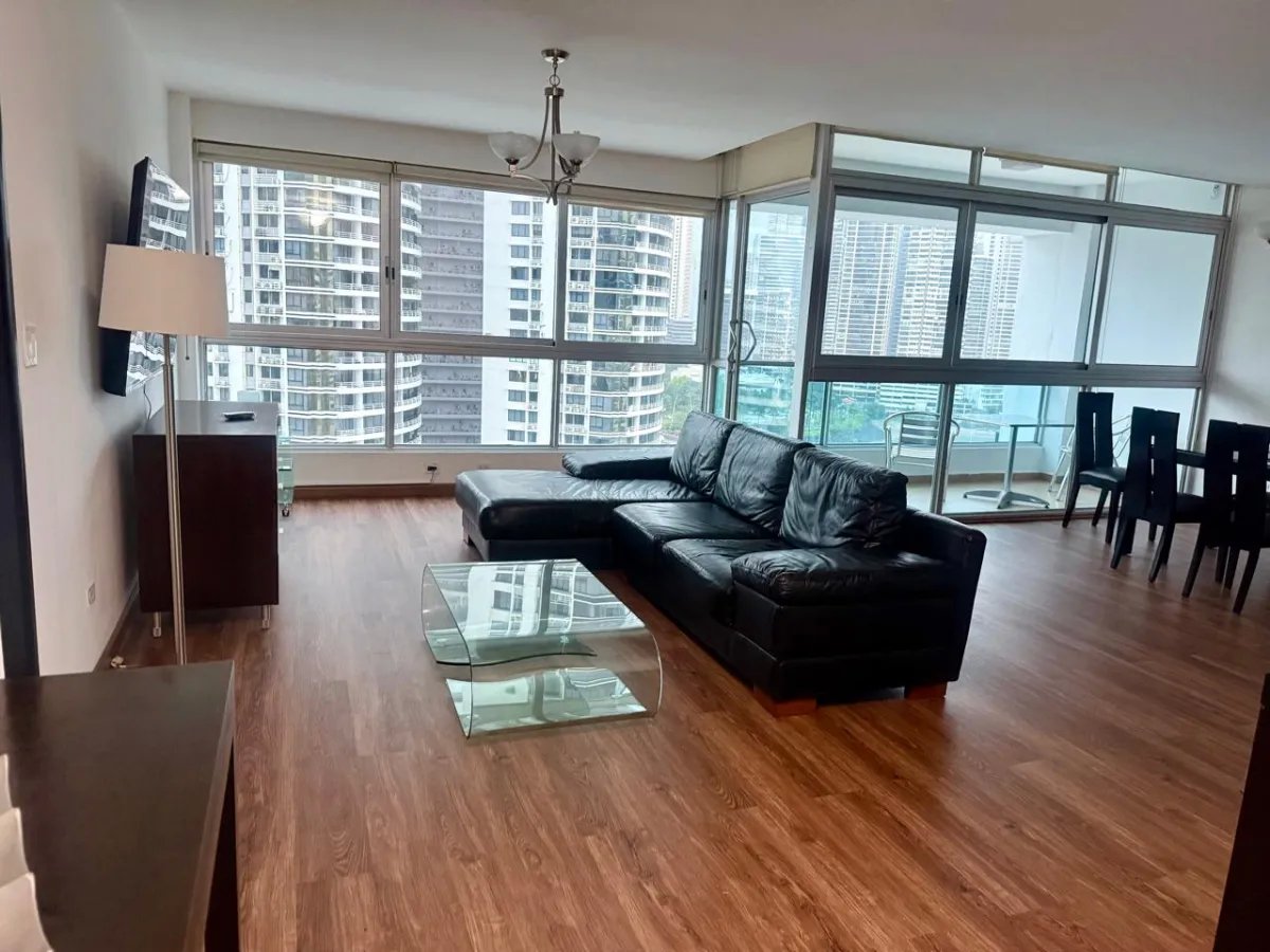 Apartamento Completamente Renovado, Vista Frente a la Bahía, Avenida Balboa $1,550
