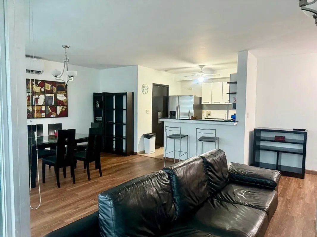 Penthouse Completamente Renovado, Vista Frente a la Bahía, Avenida Balboa $1,550