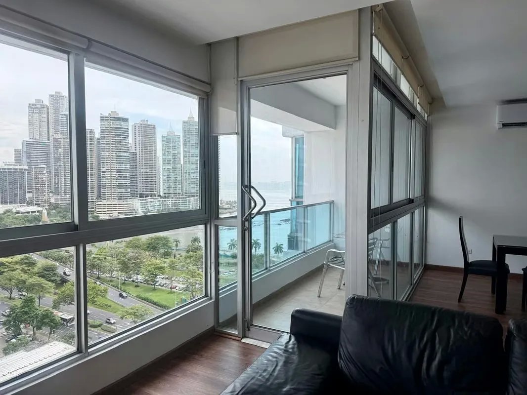 Penthouse Completamente Renovado, Vista Frente a la Bahía, Avenida Balboa $1,550