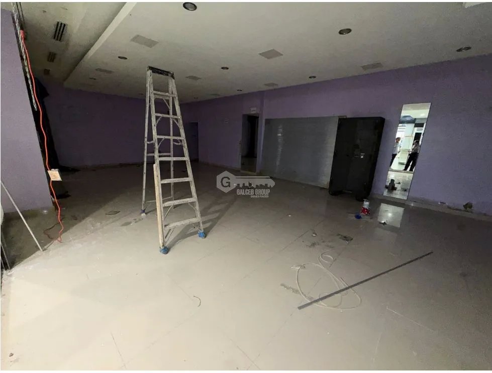 LOCAL COMERCIAL / ALBROOK MALL / 70M / SIN DIVISIONES / PLANTA BAJA