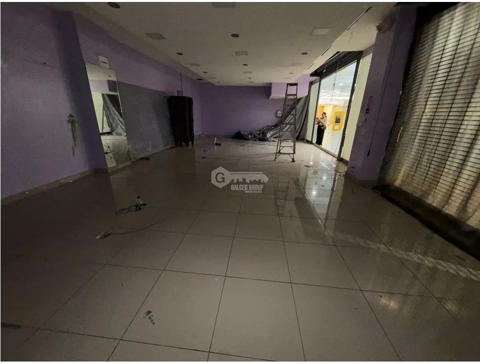 LOCAL COMERCIAL / ALBROOK MALL / 70M / SIN DIVISIONES / PLANTA BAJA