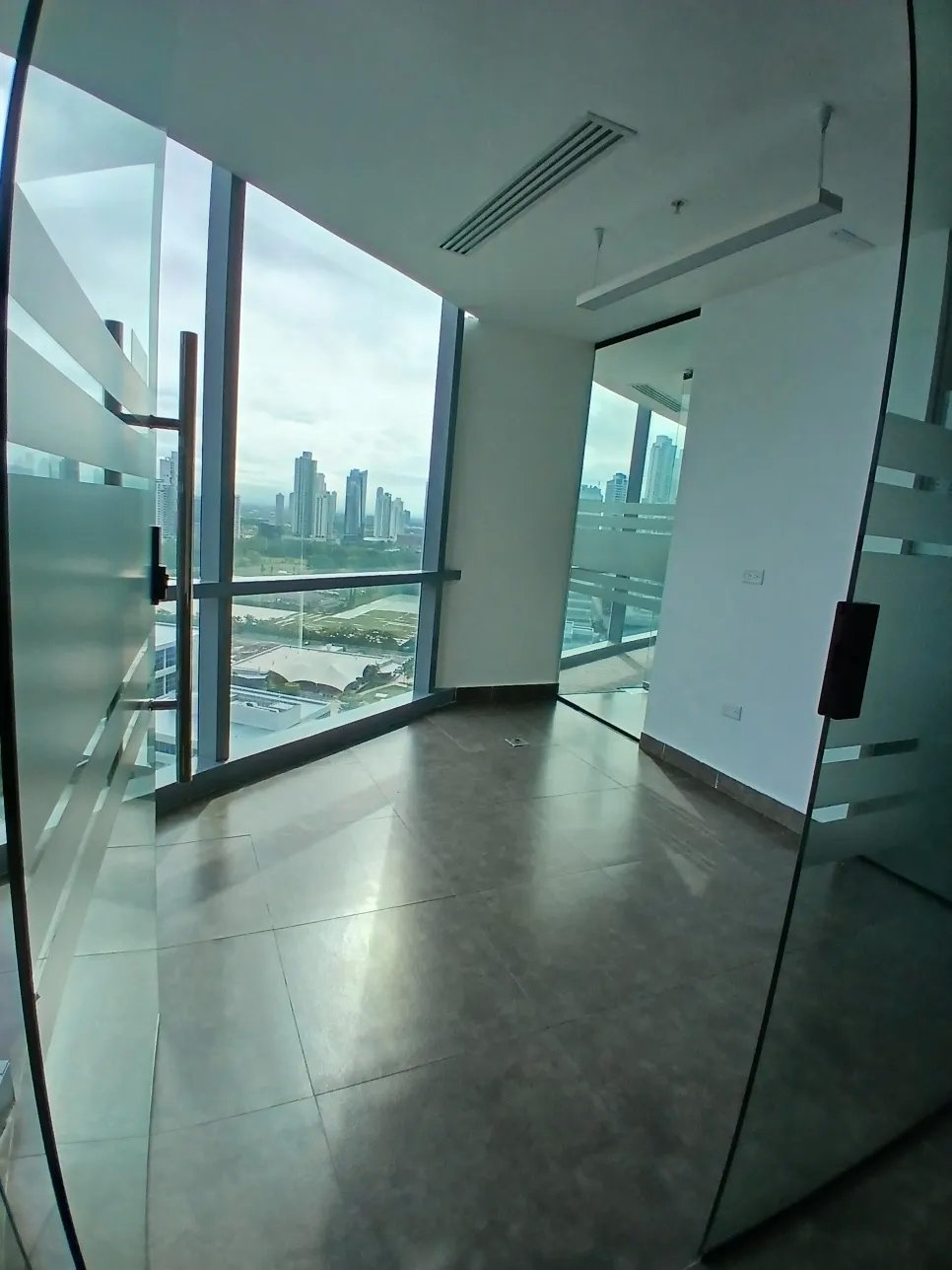 SE ALQUILA OFICINA DE 108M2