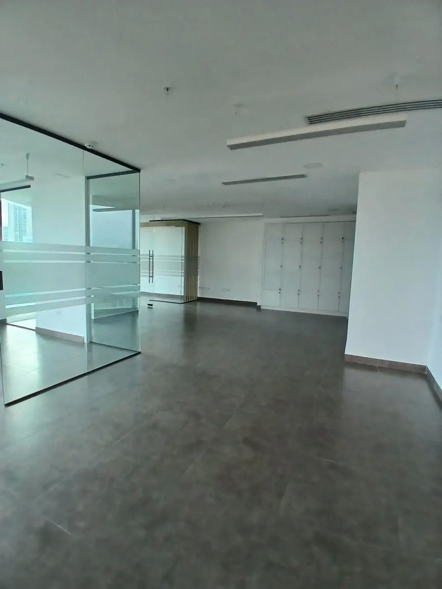 SE ALQUILA OFICINA DE 108M2