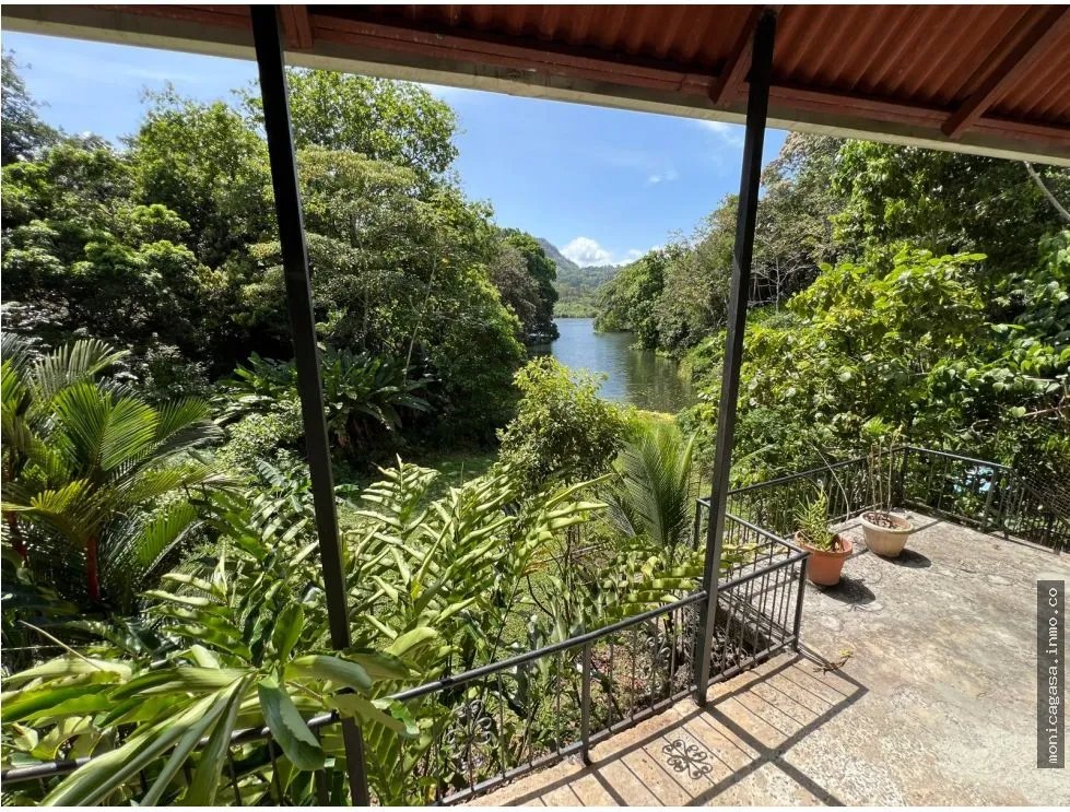 Venta – Propiedad con 2 Casas + Vista al Lago en Las Cumbres