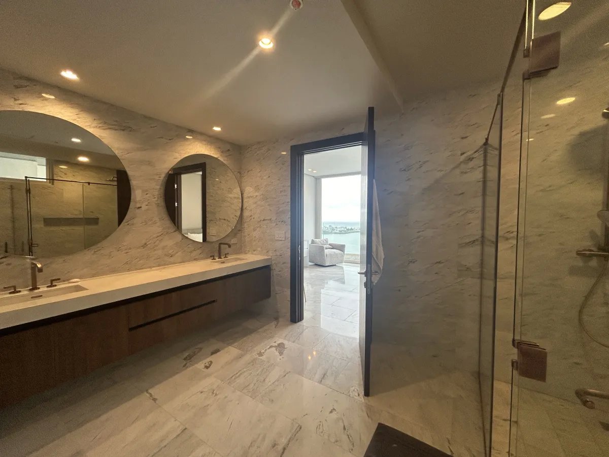 Spectacular Furnished Apartment 394 m² The Towers Paitilla Move-In August 15th