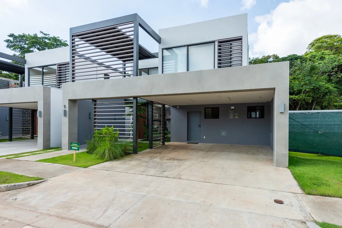 Spectacular Detached Single-Family Home: Maximum Spaciousness and Imme...