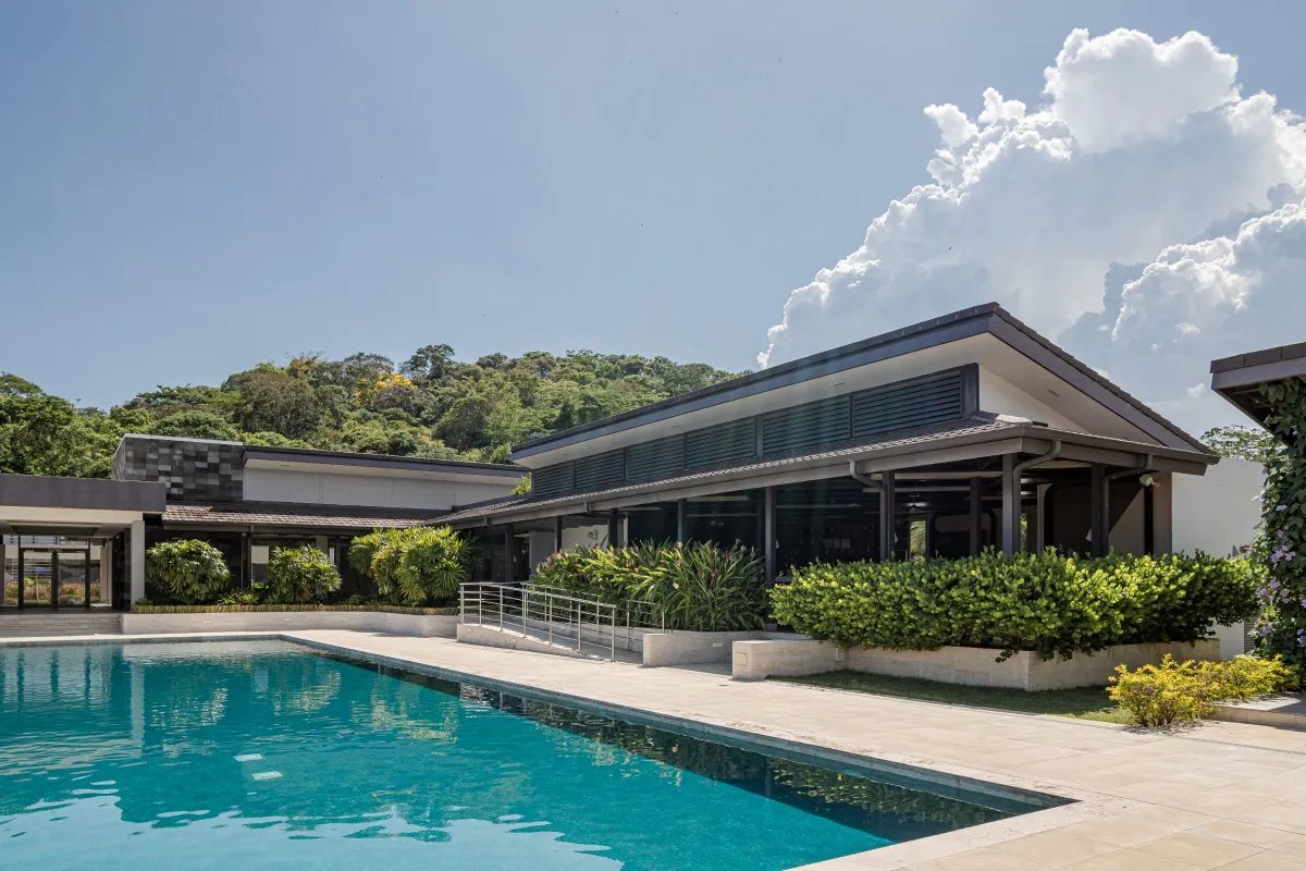 Spectacular Detached Single-Family Home: Maximum Spaciousness and Immediate Occupancy