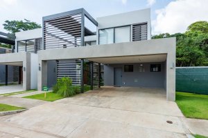 Spectacular Detached Single-Family Home: Maximum Spaciousnes…