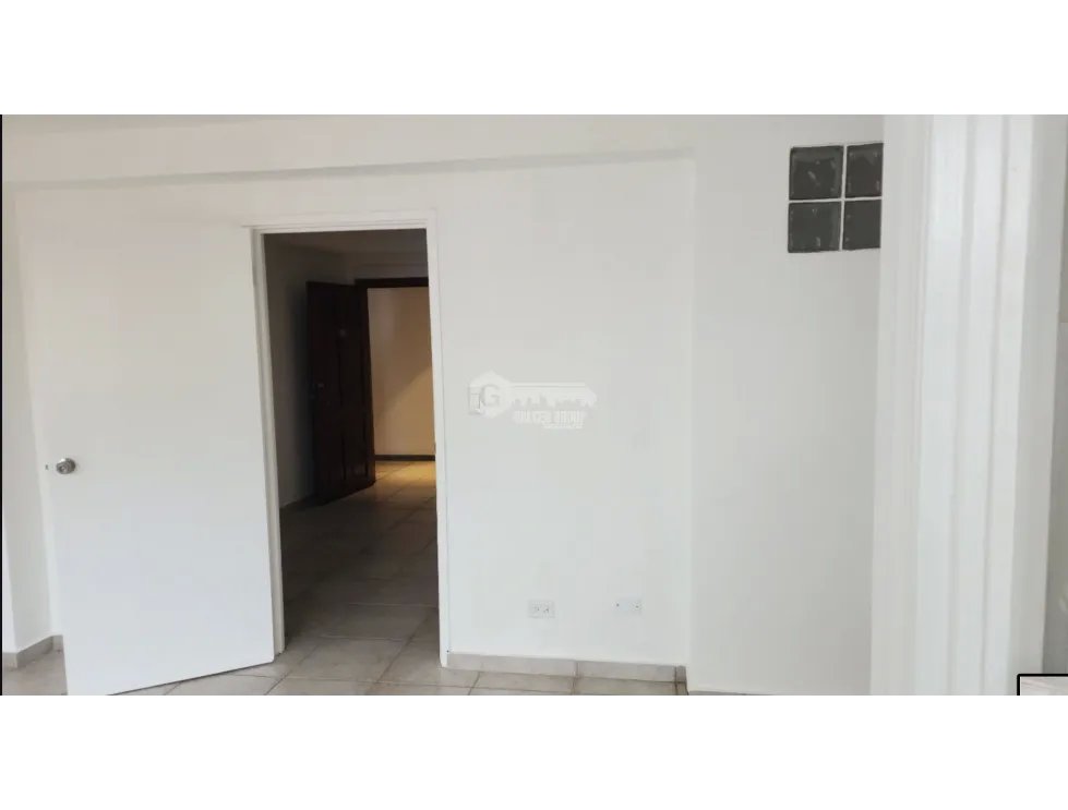 CALLE 50 / OFICINA / PLAZA VARIBE / 93M / DIVISIONES / PLANTA ALTA