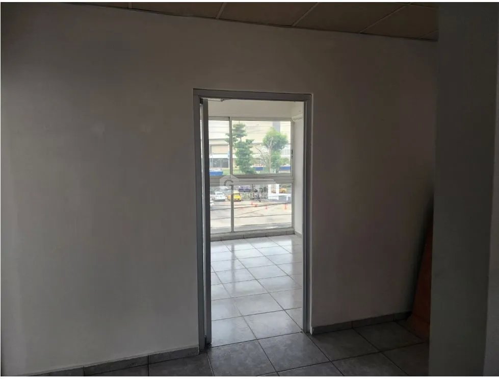 SE ALQUILA OFICINA EN CALLE 50 PLAZA VARIBE 57M  PLANTA ALTA
