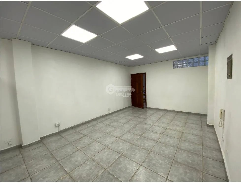 CALLE 50 / OFICINA / PLAZA VARIBE / 43M / DIVISIONES / PLANTA ALTA