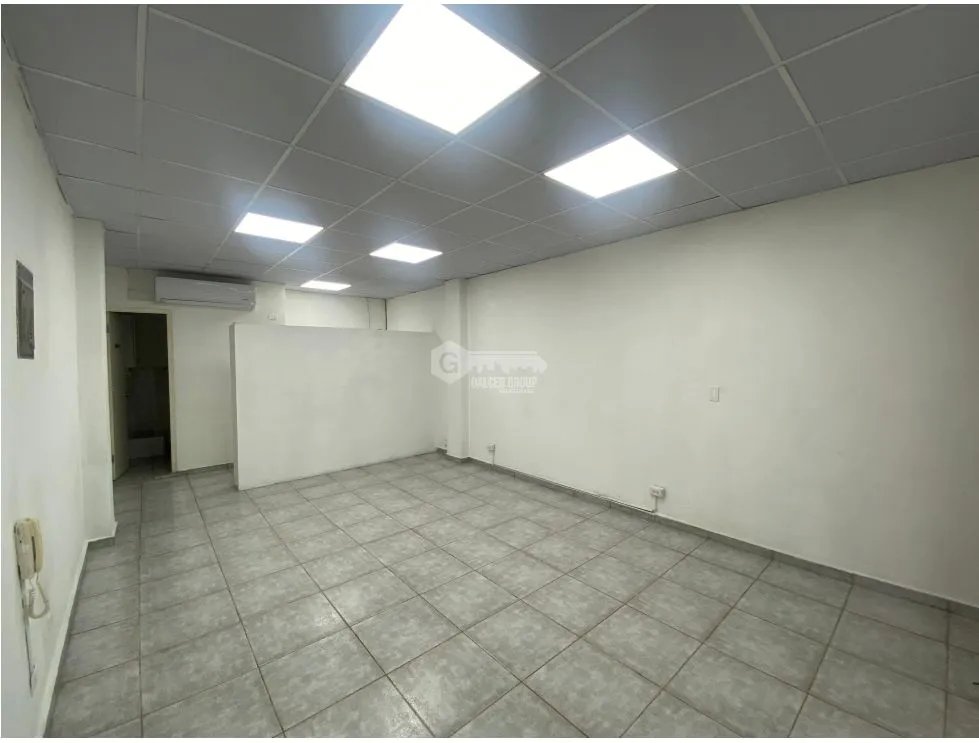 CALLE 50 / OFICINA / PLAZA VARIBE / 43M / DIVISIONES / PLANTA ALTA