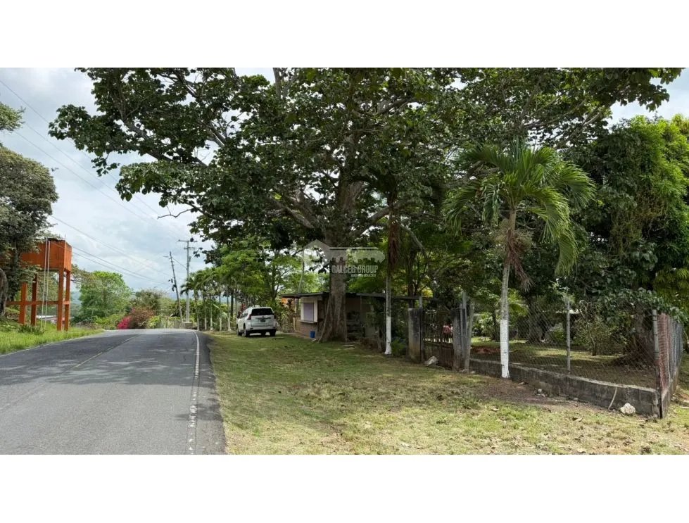 HOUSE FOR SALE WITH LARGE 2,612 M² LAND IN CAPIRA WITH 2 TERRACES