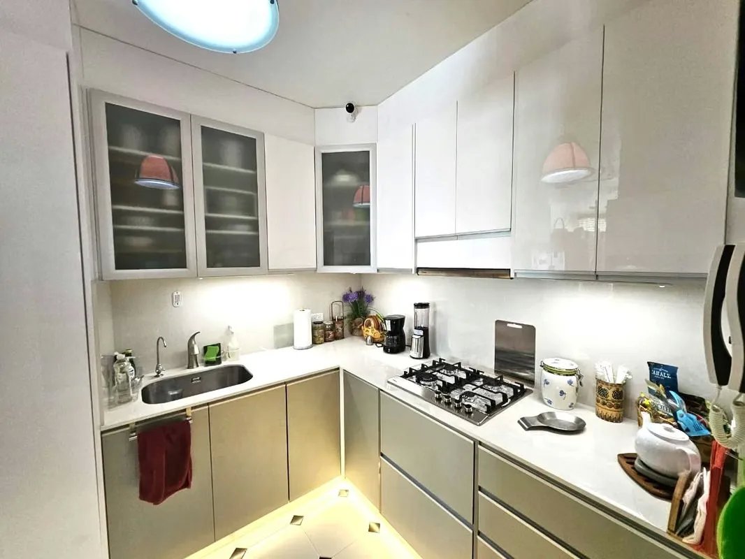 Mortgage-Free and Ready to Move In! Apartment in Edison Park