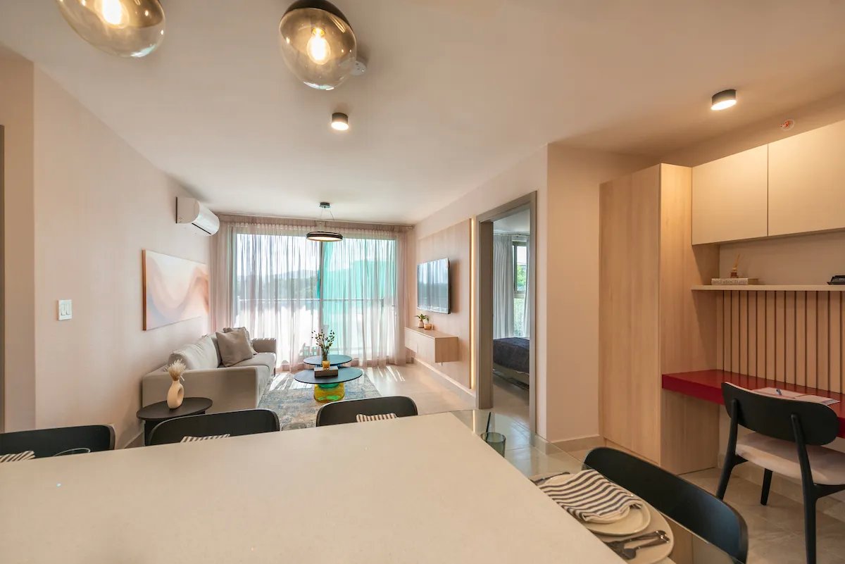 ¡Llave en Mano! Apartamento Amueblado con Den Flex en PH Parterre (Torre 2)