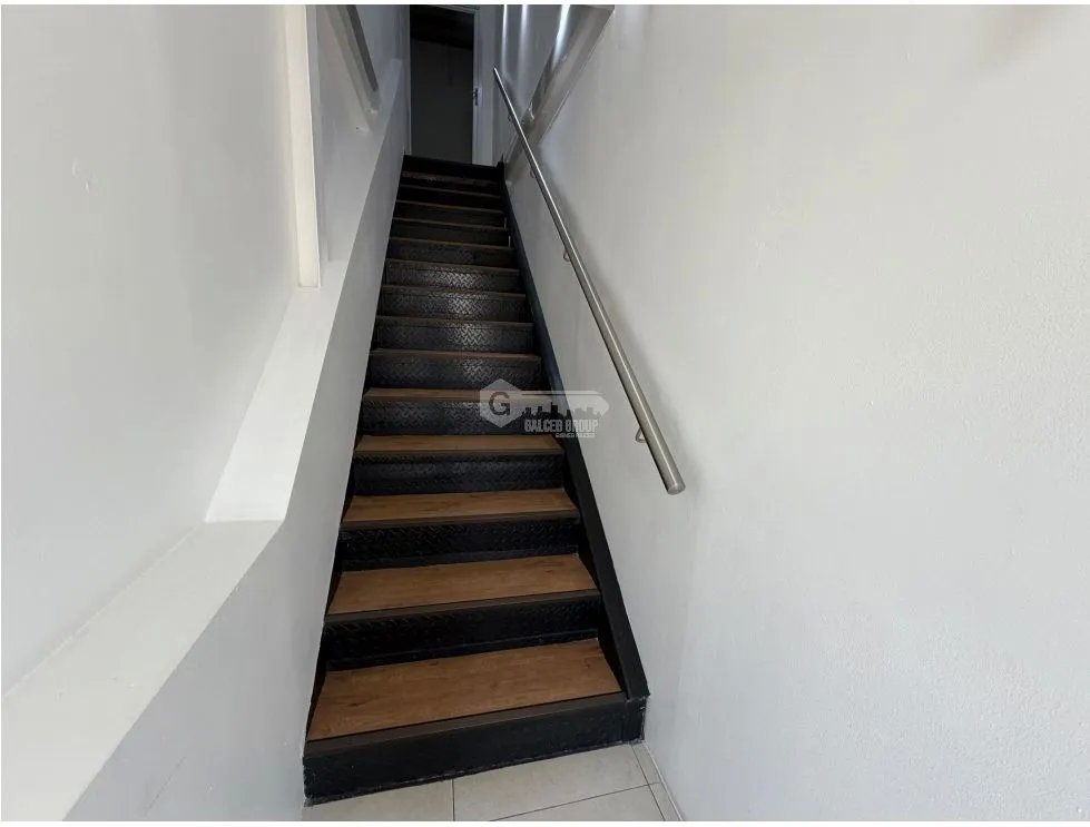 SE ALQUILA OFICINA SAN FRANCISCO 130M 2 BAÑOS 3 NIVELES CON COCINETA