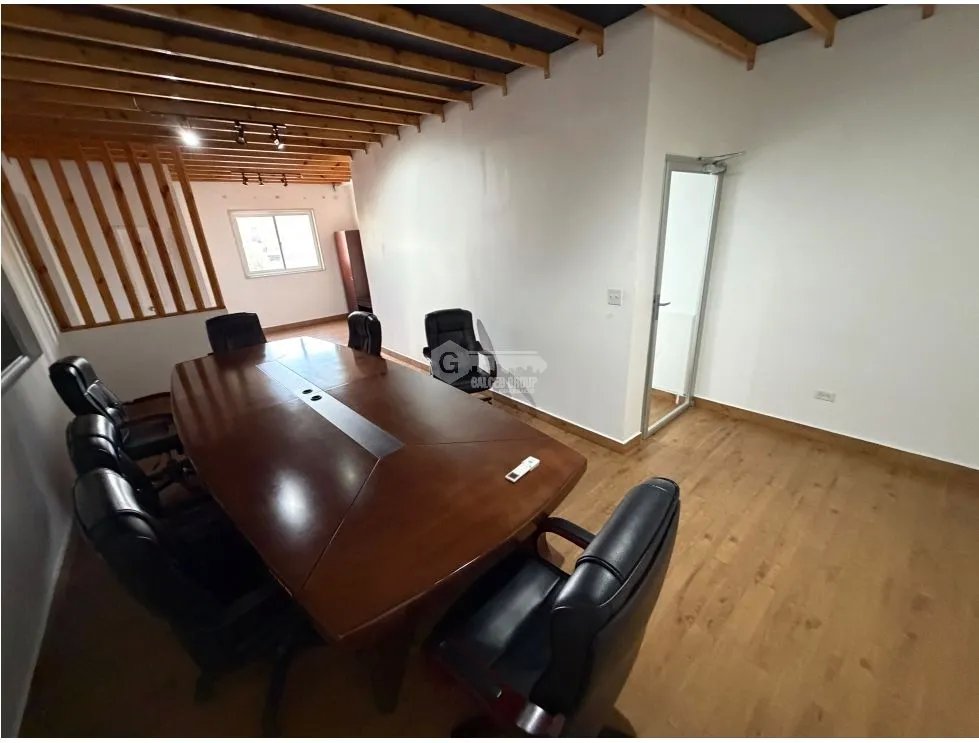 SE ALQUILA OFICINA SAN FRANCISCO 130M 2 BAÑOS 3 NIVELES CON COCINETA