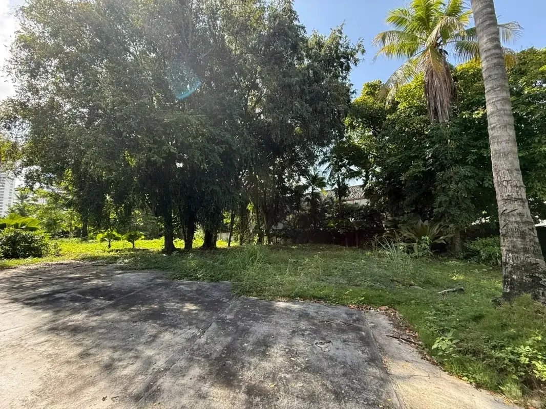 2,200 m² Lot in San Francisco (ZM6) – Double Frontage (Street to Street)