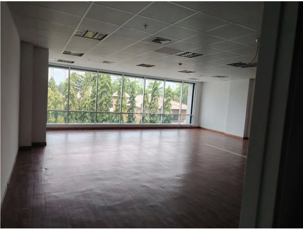 OFICINA / COSTA DEL ESTE / PLAZA REAL / 147M / PISO BAJO / DIVISIONES