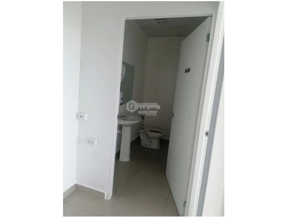 OFICINA / COSTA DEL ESTE / PLAZA REAL / 125M / PISO BAJO / DIVISIONES