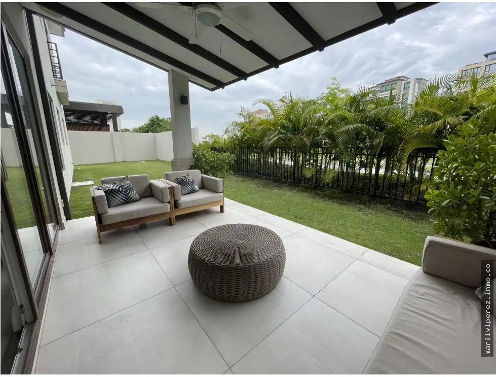 Venta de casa en Santa Maria de lujo 318mts2