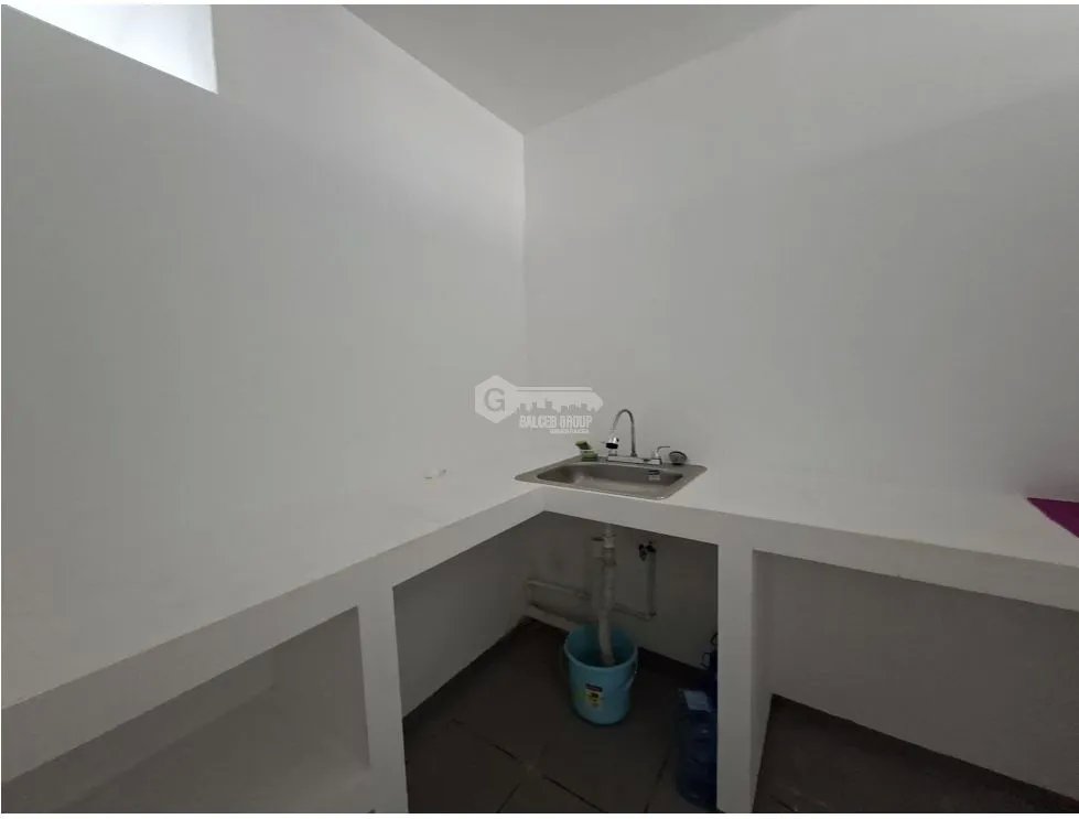 LOCAL COMERCIAL / LOS ANDES  / 207M / DIVISIONES/ 1 BAÑO / PLANTA ALTA