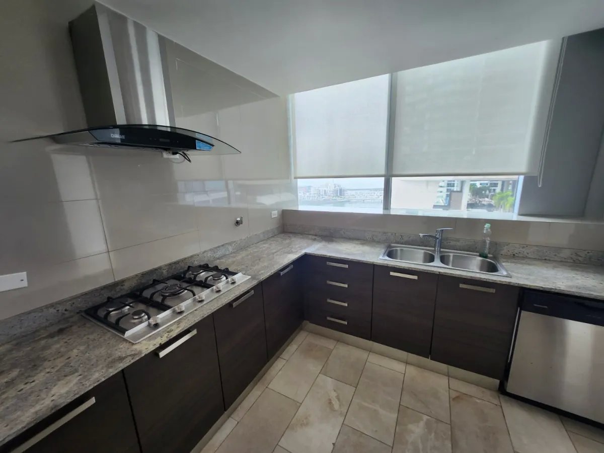 Investment Opportunity in Grand Tower Punta Pacifica: 307 m² Oceanfront Apartment with Tenant - $798,000