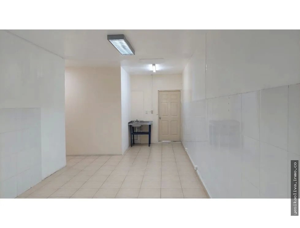 Se alquila galera comercial en Parque Lefevre