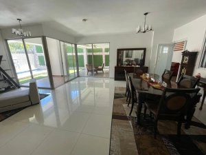 Casa de Lujo de 480m² en El Bosque, El Doral – ¡Lista para Mudarse!