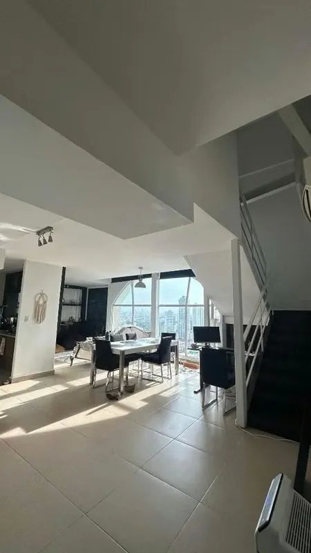 Hermoso Loft de 2 Pisos en Calle 50 Totalmente Amoblado y Equipado