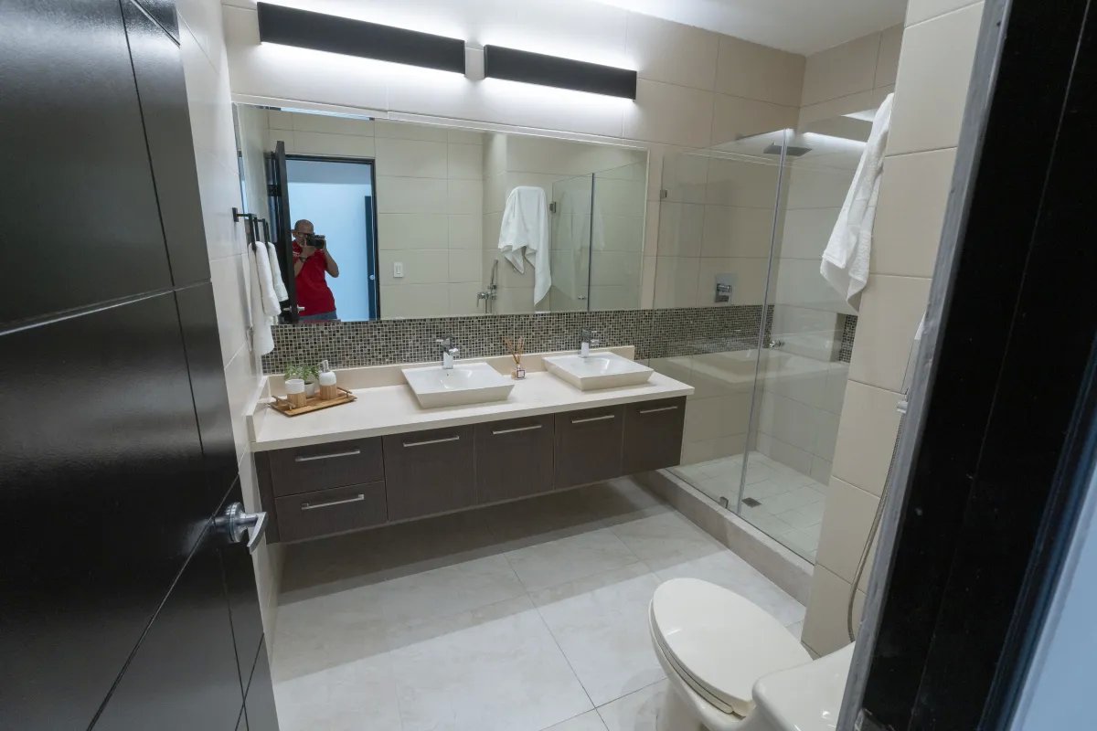 ¡Frente al Mar! Apartamento en Ocean Waves, Playa Malibú (97m²) – $250,000