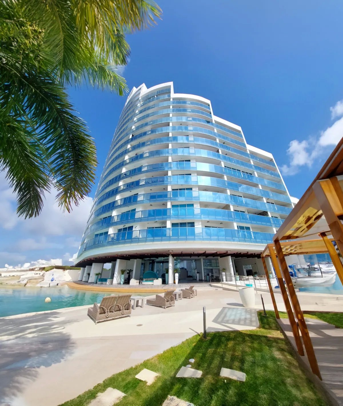 ¡Frente al Mar! Apartamento en Ocean Waves, Playa Malibú (97m²) – $250,000