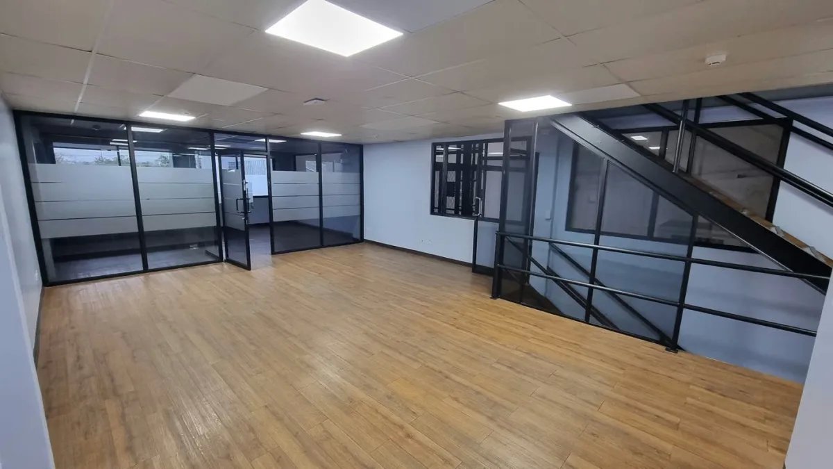 Edificio Corporativo con Ofi-Bodega de 1,500m² Costa del Este  Av. Centenario