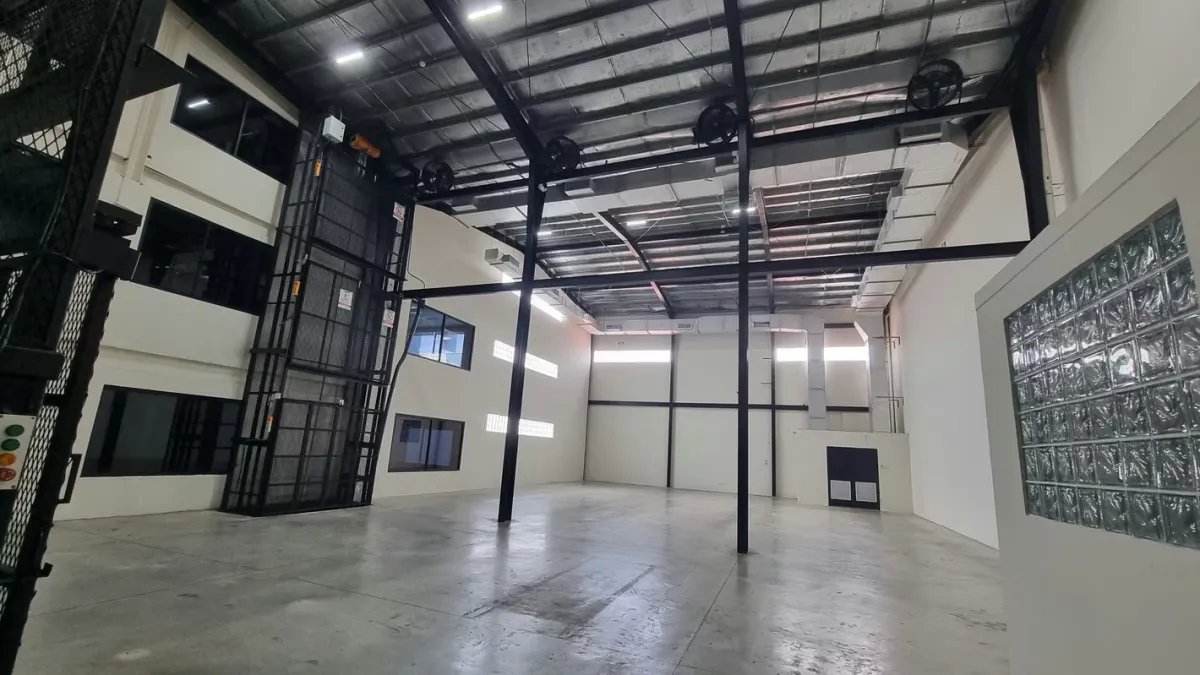 Edificio Corporativo con Ofi-Bodega de 1,500m² Costa del Este  Av. Centenario