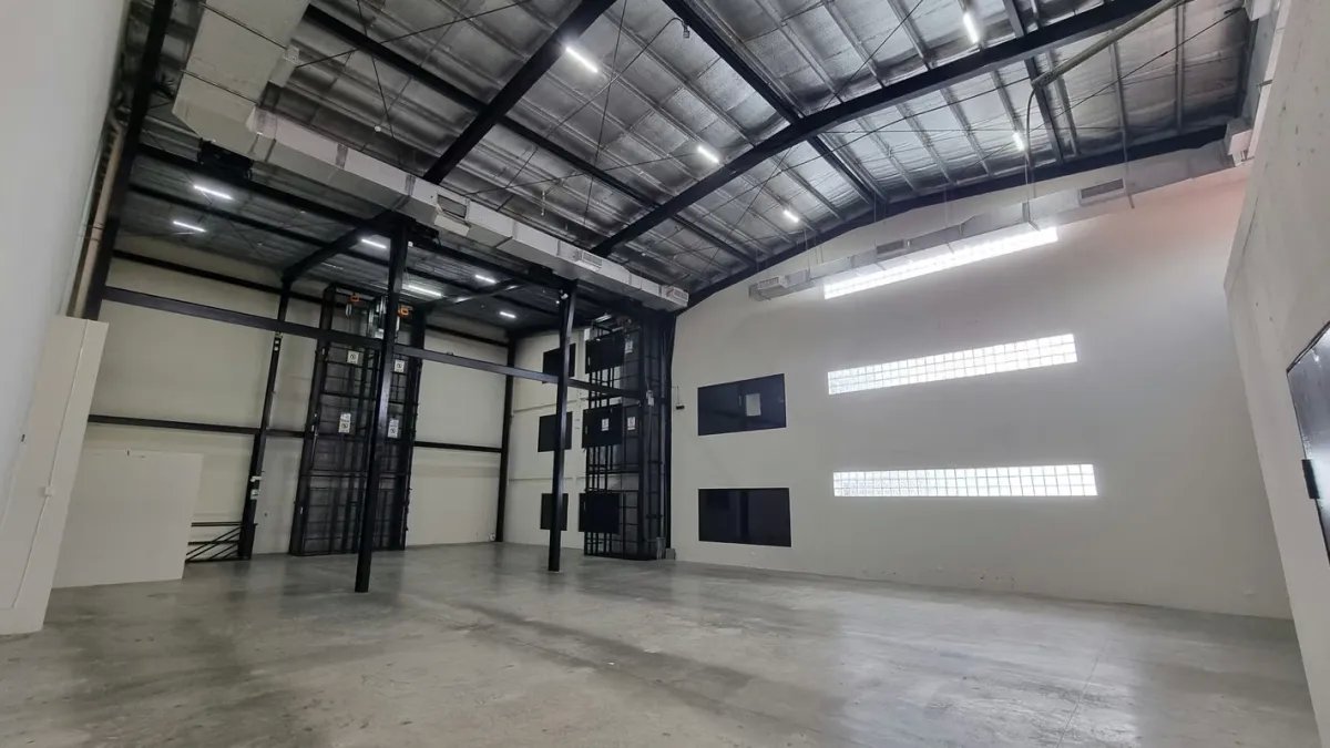 Edificio Corporativo con Ofi-Bodega de 1,500m² Costa del Este  Av. Centenario