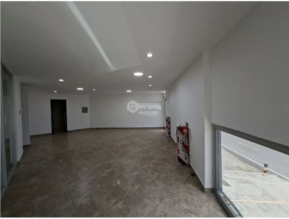 Commercial Space / Parque Lefevre / 140M / 2 Bathrooms / 4 Parking Spaces / Air Conditioning