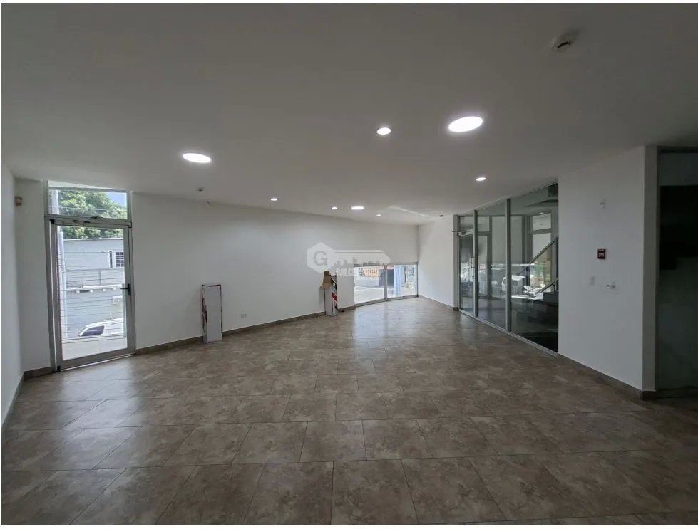 Commercial Space / Parque Lefevre / 140M / 2 Bathrooms / 4 Parking Spaces / Air Conditioning