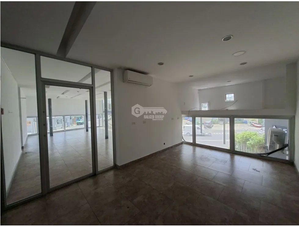 SE ALQUILA LOCAL PARQUE LEFEVRE 75M 2 PARKING CON AIRE ACONDICIONADO