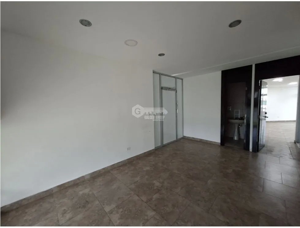 Commercial Space / Parque Lefevre / 75M / 1 Bathroom / 2 Parking Spaces / Air Conditioning