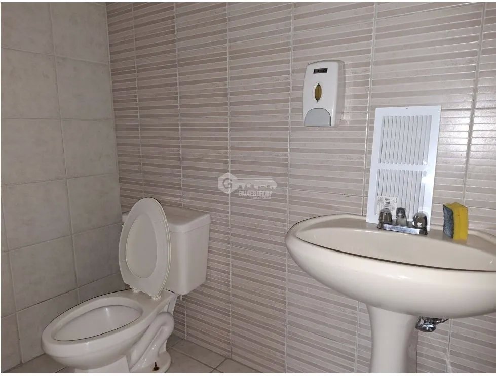 Commercial Space / Parque Lefevre / 75M / 1 Bathroom / 2 Parking Spaces / Air Conditioning