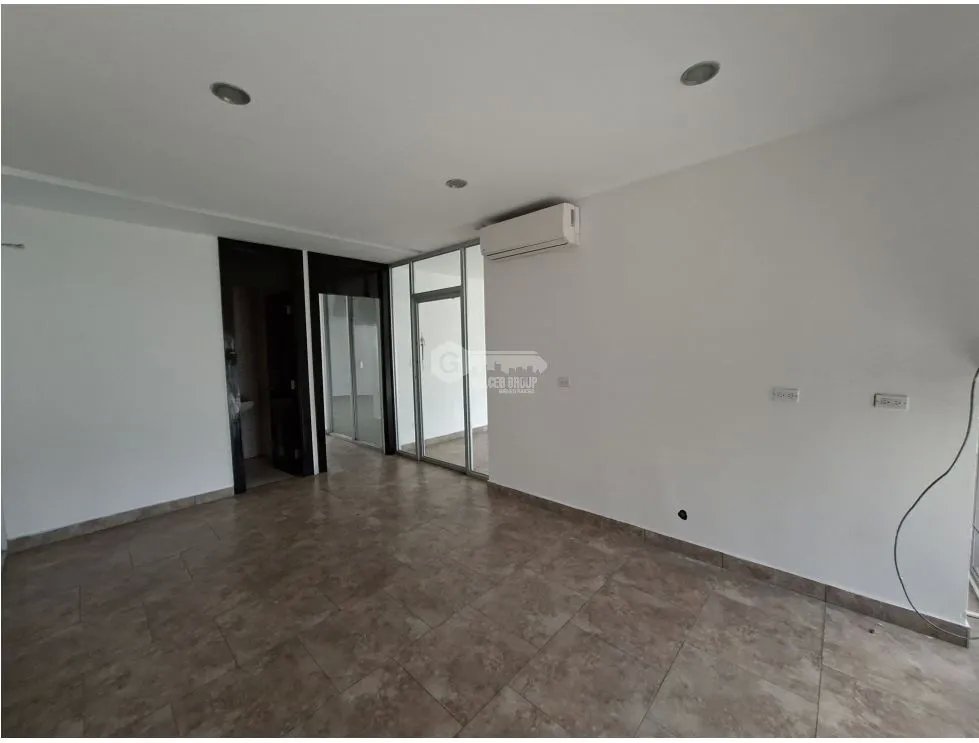 Commercial Space / Parque Lefevre / 75M / 1 Bathroom / 2 Parking Spaces / Air Conditioning