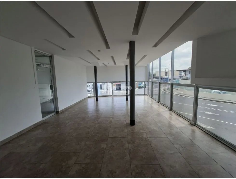Commercial Space / Parque Lefevre / 75M / 1 Bathroom / 2 Parking Spaces / Air Conditioning